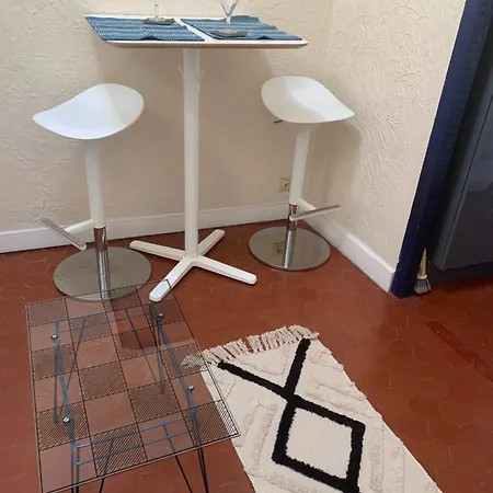 Un Atypiquement Provencal Apartment *